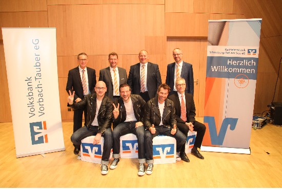 Hinten v.l.: Jürgen Fricke (Volksbank Vorbach-Tauber eG), Winfried Stahl (Raiffeisenbank Schrozberg-Rot am See eG), Dirk Schlenker (Volksbank Vorbach-Tauber eG) und Thomas Haag, (Raiffeisenbank Schrozberg-Rot am See eG); vorne v.l.: „The Wanderers“, Michael Gierse (Union Investment)